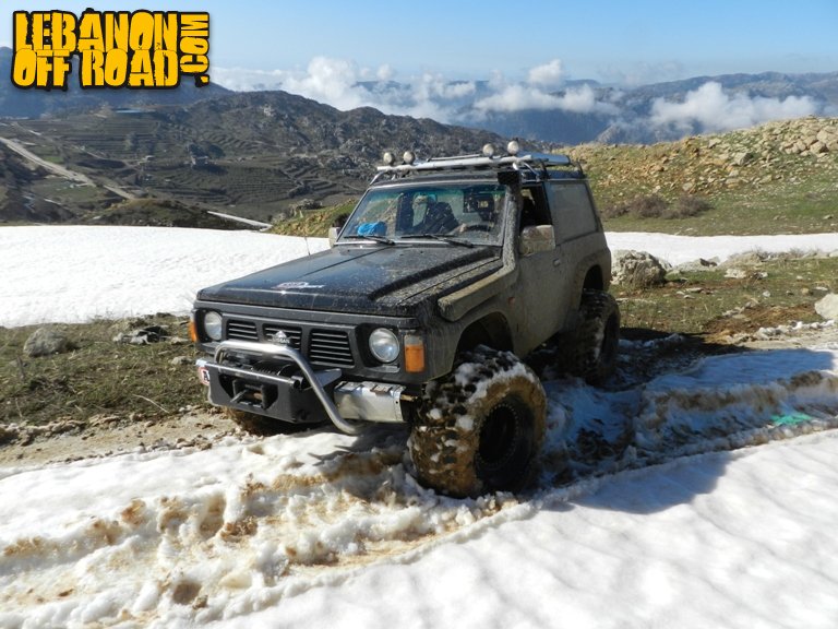 Video Nissan Patrol and Range Rover on snow and mud